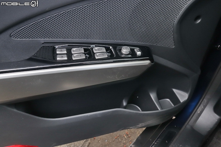 Ssangyong Tivoli-前門板下方的置物空間寬敞實用 Ssangyong Tivoli-前門板下方的置物空間寬敞實用