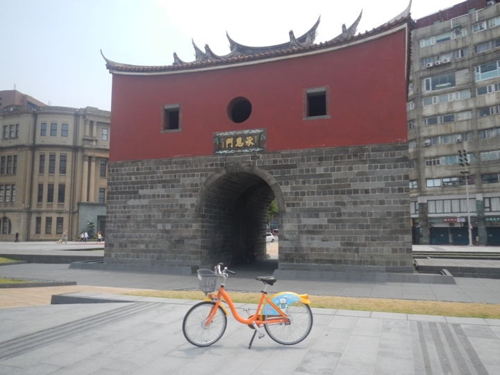 從 北 門 騎 YouBike 到 華 山 歷 史 美 食 之 旅