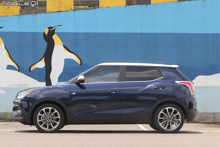 Ssangyong Tivoli-車側依舊維持原有的飽滿肌肉線條與高腰線設計,具備厚實沈穩的視覺效果 Ssangyong Tivoli-車側依舊維持原有的飽滿肌肉線條與高腰線設計,具備厚實沈穩的視覺效果