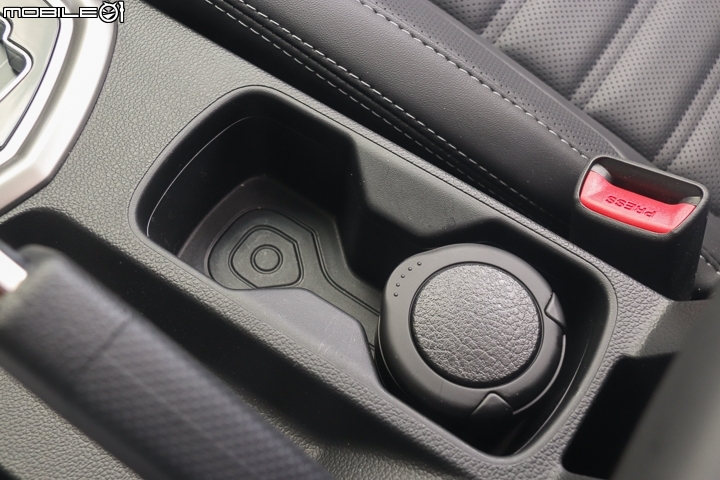 Ssangyong Tivoli-排檔座後方是簡單的雙置杯架 Ssangyong Tivoli-排檔座後方是簡單的雙置杯架