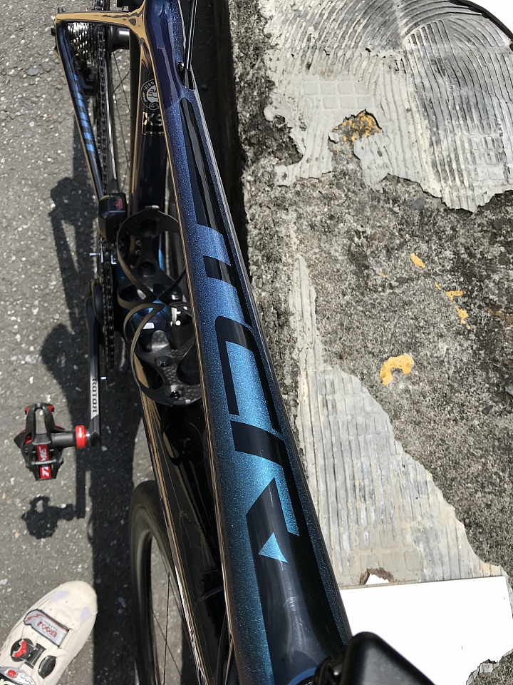[心得] GIANT TCR ADV SL變色龍開箱 加碼與 2011 CANNONDALE SUPERSIX HM比較