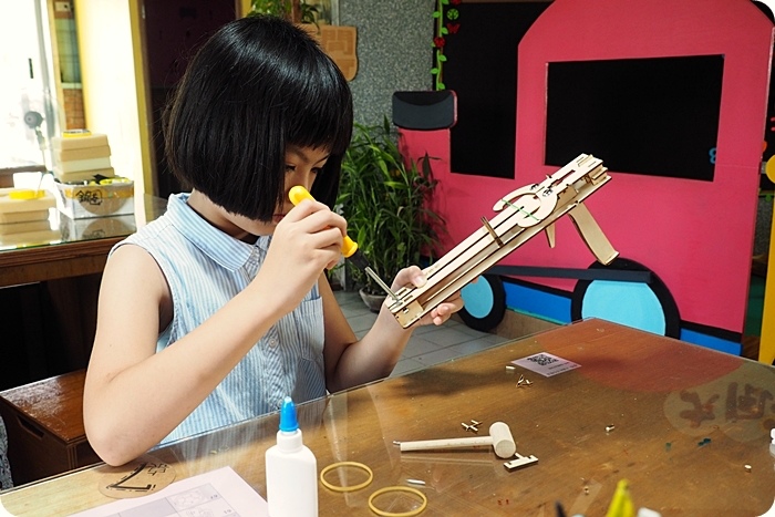 完全不一樣的親子DIY，磨砂玻璃杯，療癒天氣瓶，小男孩最愛的紙飛機推進器，就在宜蘭大風吹手作館！