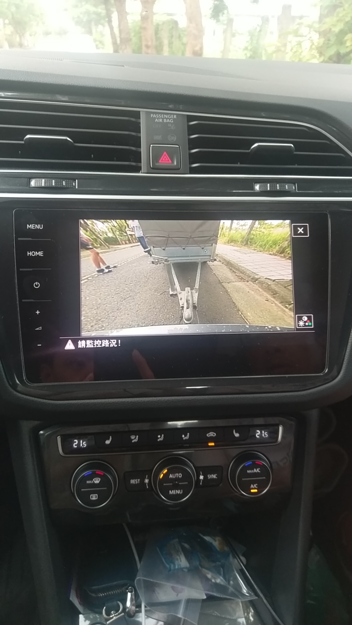 看著vw tiguan 拖車倒車輔助系統 (Trailer Assist)   倒著開很可以