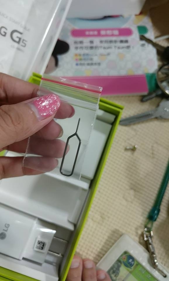 原廠保固的全新LG G5手機,收到時手機螢幕上沒有貼塑膠膜,是正常的嗎?