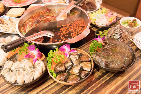 【台南美食】食材新鮮又澎湃|湯頭美味|白飯、冰淇淋和鍋底免費吃~勾勾鍋鴛鴦火鍋