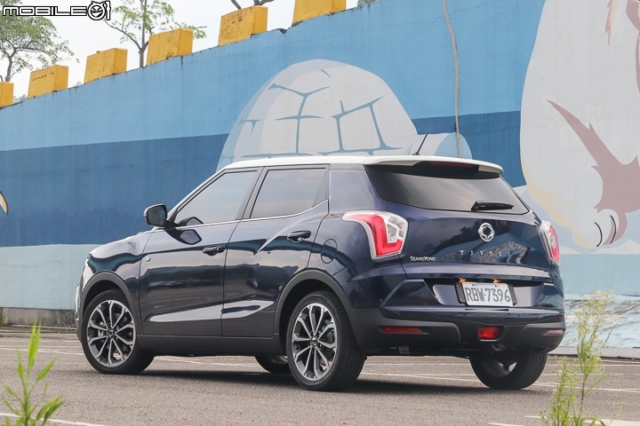 Ssangyong Tivoli-從車門延伸至後輪上方的厚實線條 Ssangyong Tivoli-從車門延伸至後輪上方的厚實線條