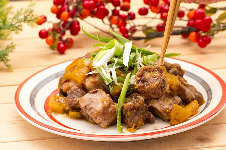 「幸福廚房」南瓜蒸小豬排，肉質Q彈厚實帶點金瓜的蜜香好好吃！