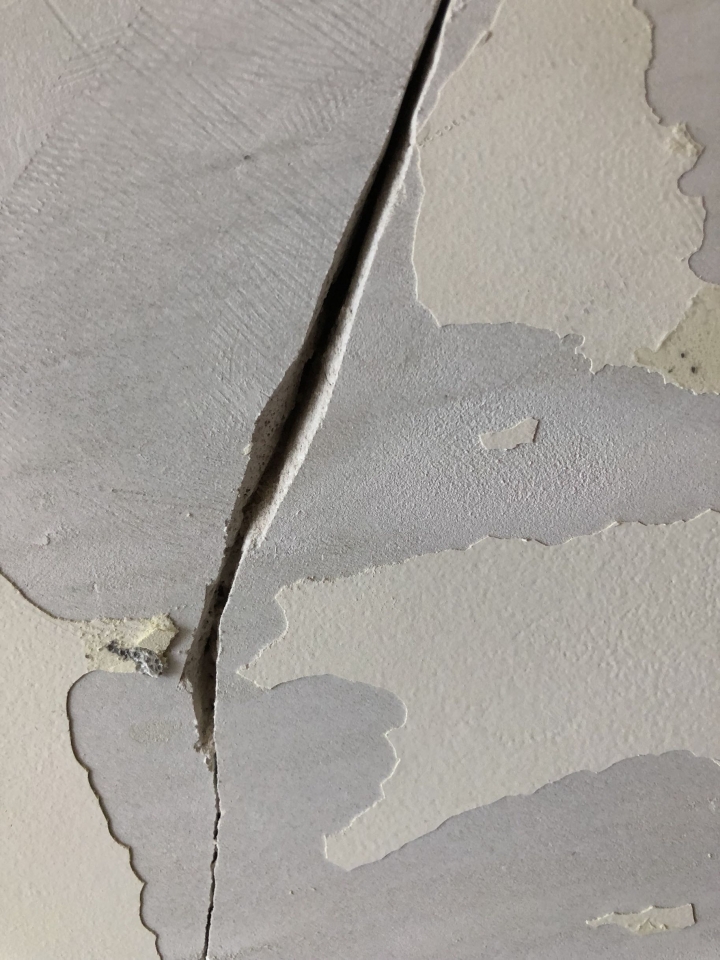 請問一下.這種裂縫要怎麼油漆丫