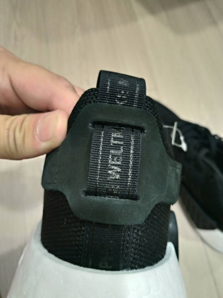 跪求幫鑑定adidas NMD R2 真假