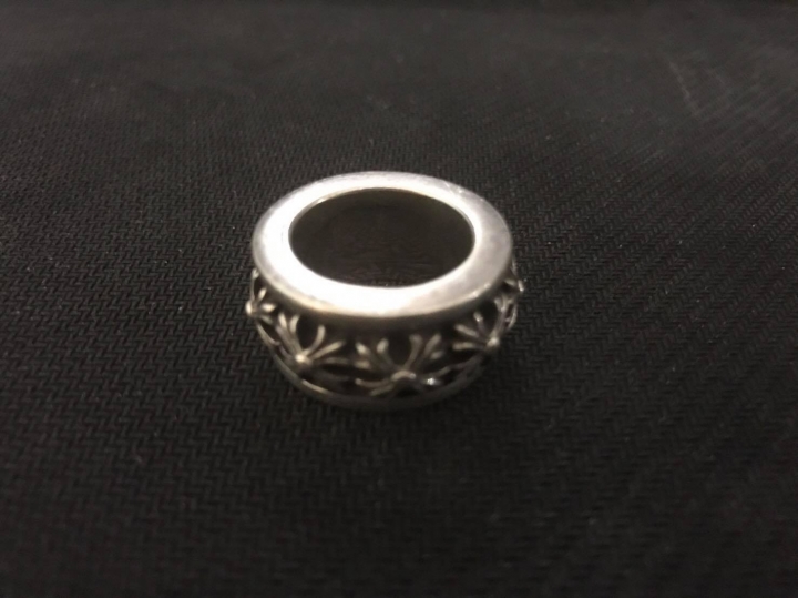 有人能幫忙看嗎....朋友明天要面交 chrome hearts 克羅心 旋轉戒指 十字花