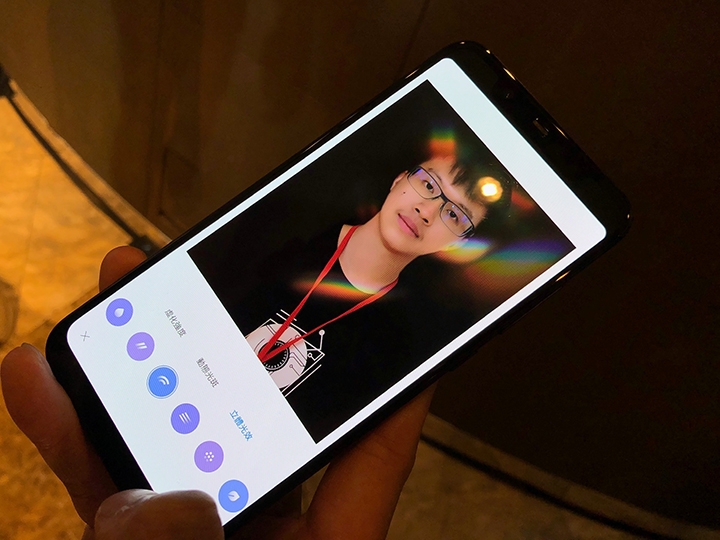 小米8-拍完後可以編輯加上AI動態光斑、AI智慧特效、立體光效...等效果 小米8-拍完後可以編輯加上AI動態光斑、AI智慧特效、立體光效...等效果