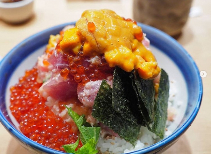 鮭魚卵、海膽堆疊成山！東京TOP 1海鮮丼「つじ半TSUJIHAN」登陸台北信義，排隊傳奇名店一定要吃