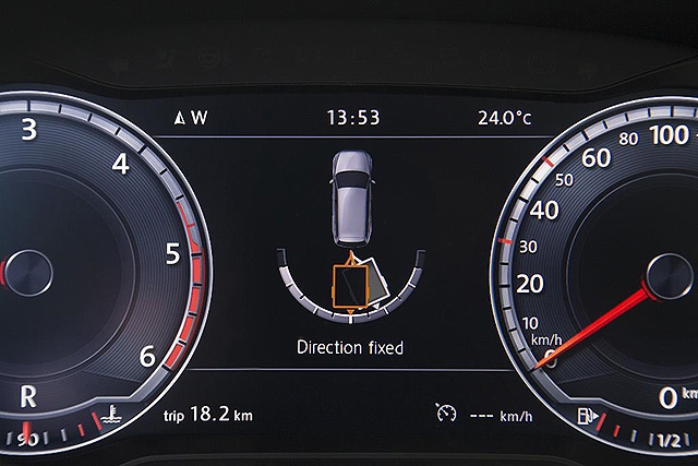看著vw tiguan 拖車倒車輔助系統 (Trailer Assist)   倒著開很可以