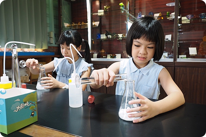 完全不一樣的親子DIY，磨砂玻璃杯，療癒天氣瓶，小男孩最愛的紙飛機推進器，就在宜蘭大風吹手作館！