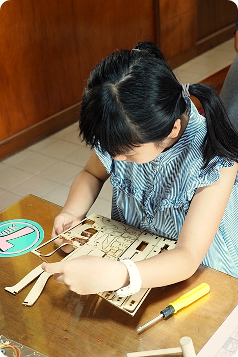 完全不一樣的親子DIY，磨砂玻璃杯，療癒天氣瓶，小男孩最愛的紙飛機推進器，就在宜蘭大風吹手作館！