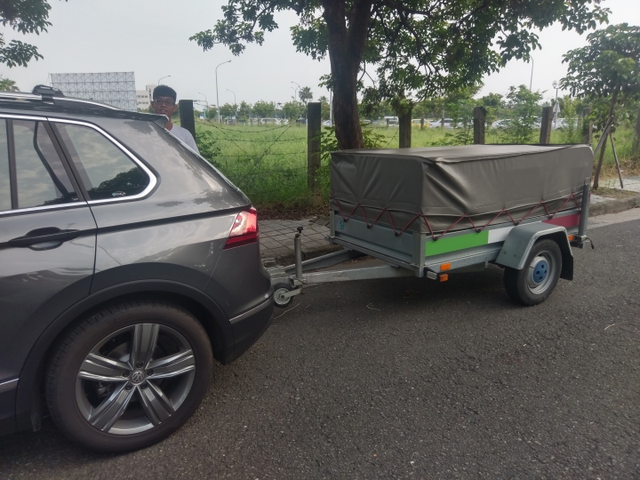 看著vw tiguan 拖車倒車輔助系統 (Trailer Assist)   倒著開很可以