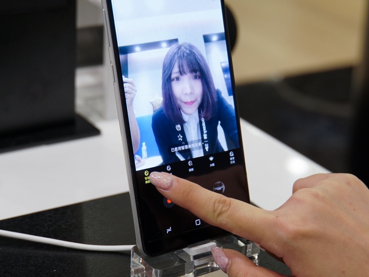 SAMSUNG Galaxy A8 Star 一鍵智慧美顏 SAMSUNG Galaxy A8 Star 一鍵智慧美顏