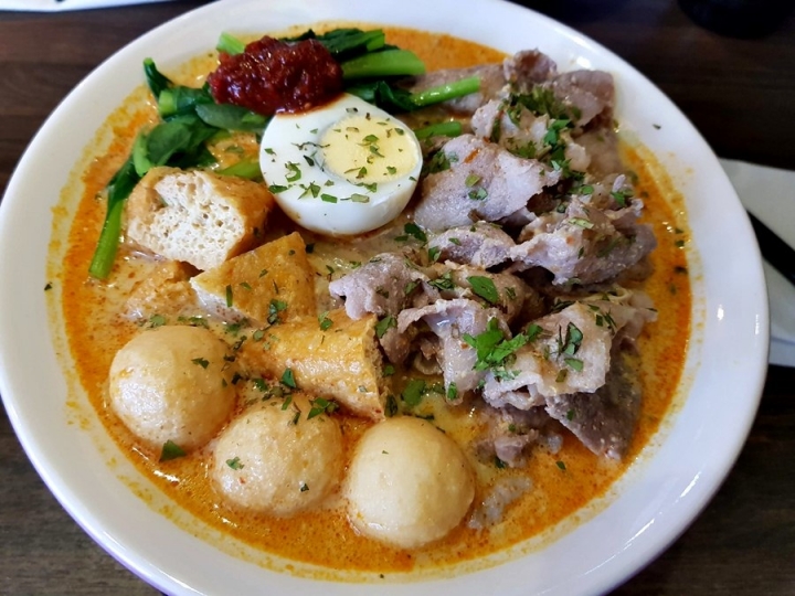 [南洋咖哩]苗栗頭份尚順廣場丁椰正宗新加坡料理~海南雞~叻沙~綠咖哩飯~食記