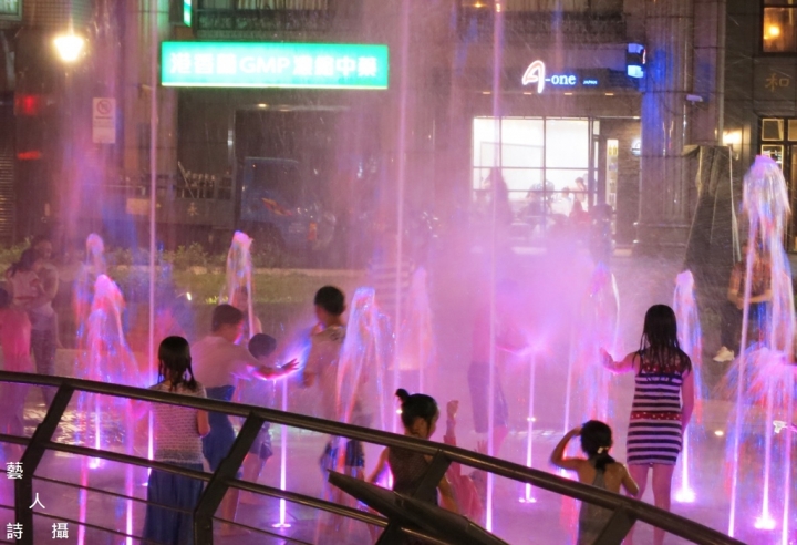 水舞點亮台北建成圓環&寧夏夜市@散步台北.藝人詩攝