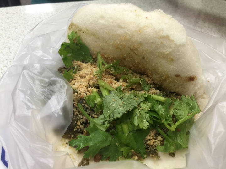 【食記】捷運公館站。藍家割包~半肥半瘦的割包好好吃