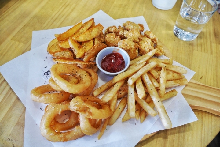 【台中 西屯區 食記】Cafe Buddha 佈達咖啡★白天咖啡晚上酒館／工業風格的寵物友善餐廳／免費WI-FI／免費插座／不限時間／台中逢甲咖啡廳推薦