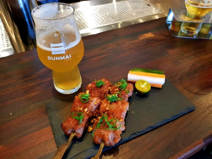 台北大安區 捷運忠孝敦南站 SUNMAI BAR 金色三麥精釀啤酒吧（安和店）適合下班後放鬆 聊天 英式酒吧風格 品酒很愜意~ 看世足好嗨~