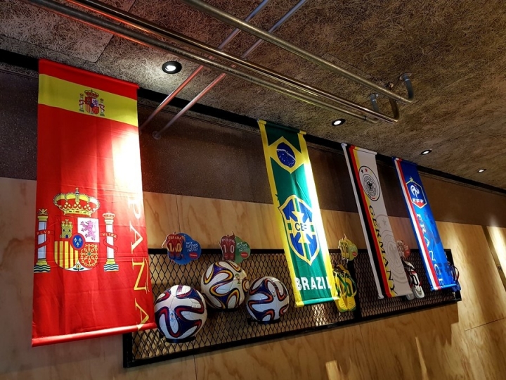 台北大安區 捷運忠孝敦南站 SUNMAI BAR 金色三麥精釀啤酒吧（安和店）適合下班後放鬆 聊天 英式酒吧風格 品酒很愜意~ 看世足好嗨~