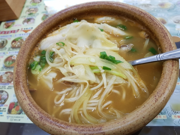 苗栗頭份尚順廣場附近~連鎖~甘泉魚麵頭份店~ 2018 招牌甘泉魚麵食記~香傳武漢三百年~ 百元左右的多種口味湯麵選擇