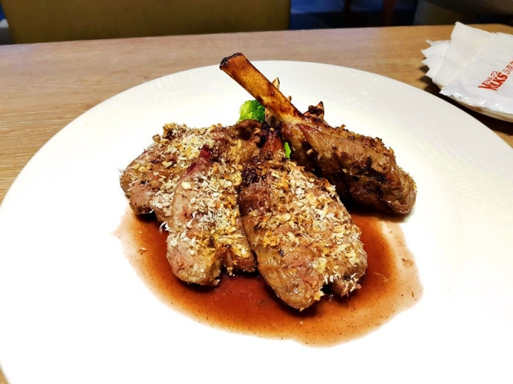 [全家系列]台中市朝富店日式沃克牛排VOLKS三訪~2018食記~ 剛烤好溫熱麵包還是很好吃呀~!烤羊排也不錯