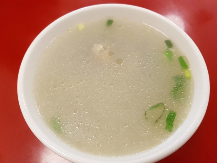 苗栗頭份[中晚餐/水餃/飯麵]迎麵而來平價小吃店食記~ 推薦泰式手打拋肉醬麵及蛋花湯~竹南科學園區工程師常訪點~