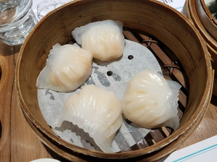 台北市 台北微風台北車站店 [點點心] 來自香港的人氣港式點心~ 生意很好要排隊~ 推薦脆皮鮮蝦腸粉 & 撈麵好吃