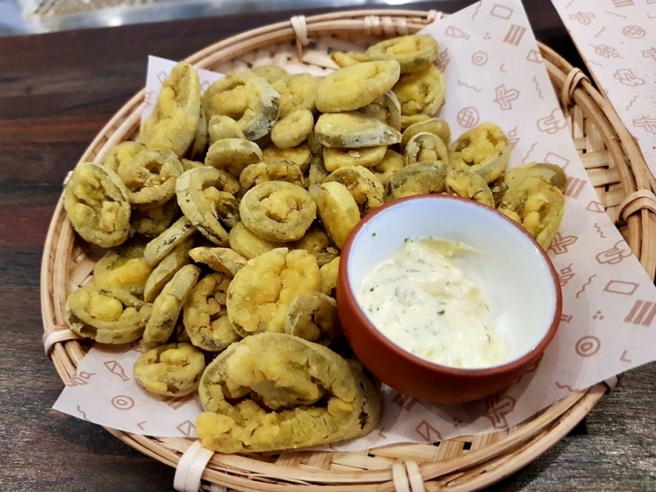 台北大安區 捷運忠孝敦南站 SUNMAI BAR 金色三麥精釀啤酒吧（安和店）適合下班後放鬆 聊天 英式酒吧風格 品酒很愜意~ 看世足好嗨~