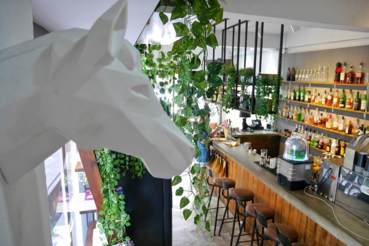 【台中 西屯區 食記】Cafe Buddha 佈達咖啡★白天咖啡晚上酒館／工業風格的寵物友善餐廳／免費WI-FI／免費插座／不限時間／台中逢甲咖啡廳推薦