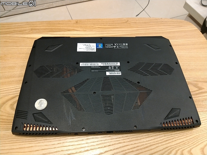 [不專業開箱] GIGABYTE SabrePro 15-W8 高質感平價電競筆電