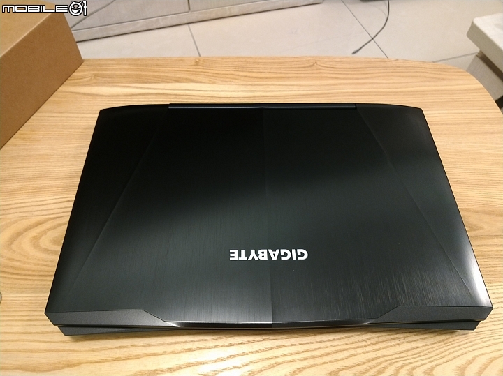 [不專業開箱] GIGABYTE SabrePro 15-W8 高質感平價電競筆電