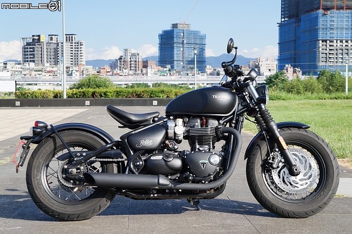2018 TRIUMPH Bonneville Bobber Black 專屬騎士的黑色美學