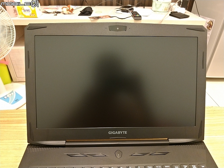 [不專業開箱] GIGABYTE SabrePro 15-W8 高質感平價電競筆電