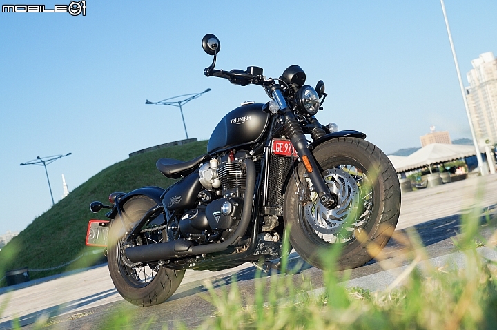 2018 TRIUMPH Bonneville Bobber Black 專屬騎士的黑色美學