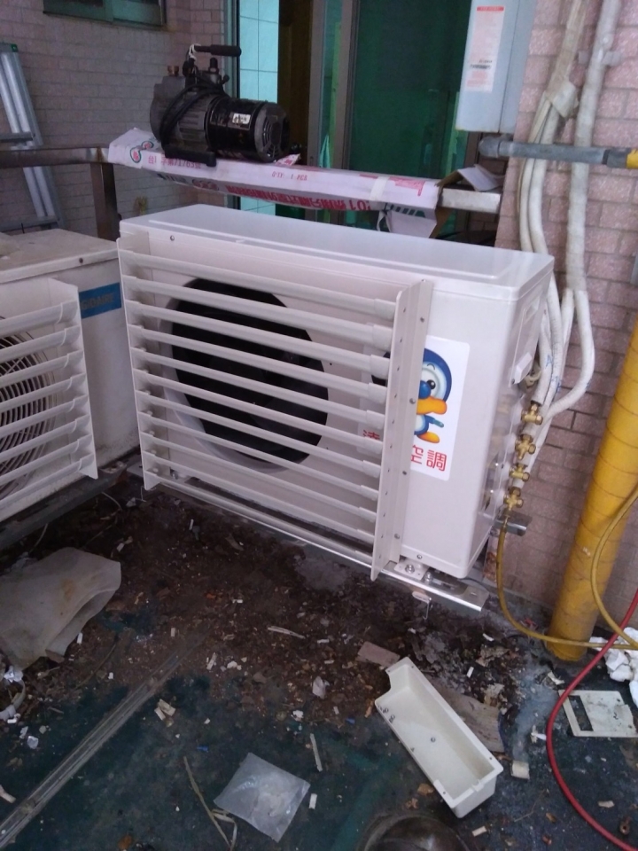 家住二樓的冷氣室外機,需要加裝遮雨棚防藥水及酸雨嗎???