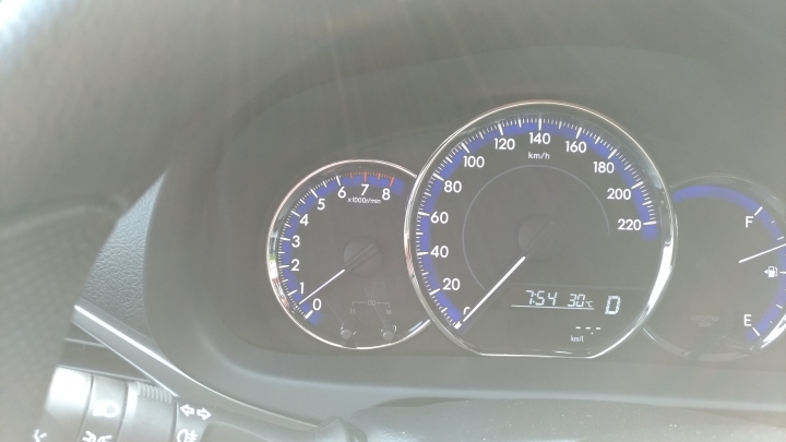 請問2018 Vios大燈跟冷氣未開, D檔怠速只有500轉, 正常嗎?