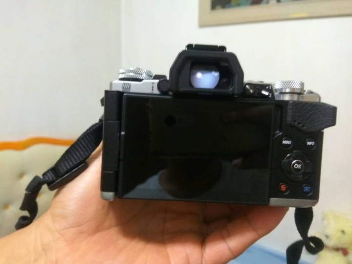 Olympus E-M5 Mark 2 螢幕無法顯示 但翻轉就可 (翻轉螢幕故障?)