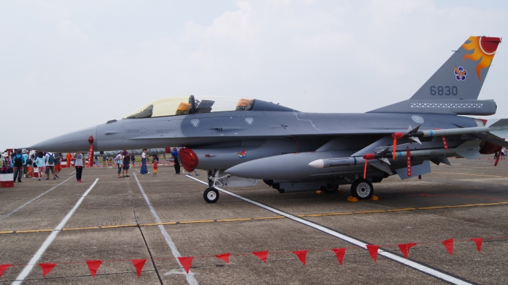 太陽神馬拉道F16 今日伴飛總統出訪專機
