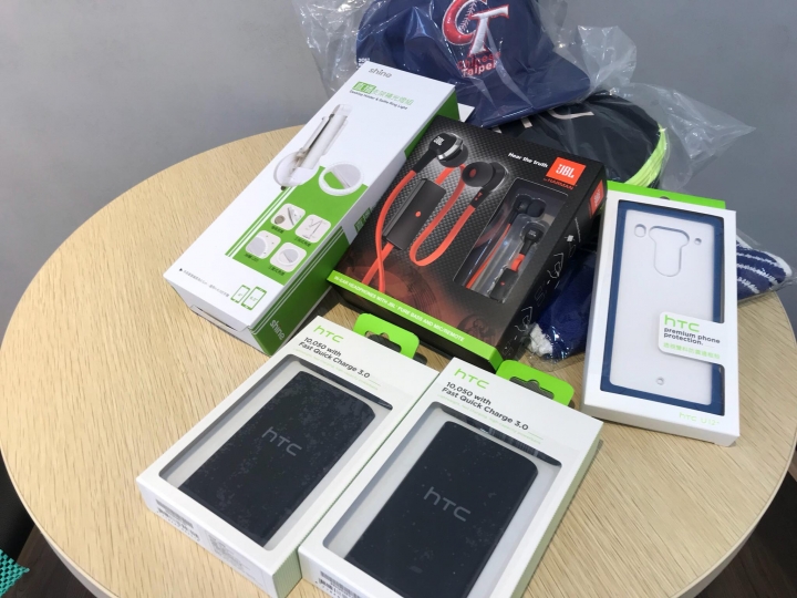 HTC 新北泰山明志專賣店 購機感想 一堆贈品