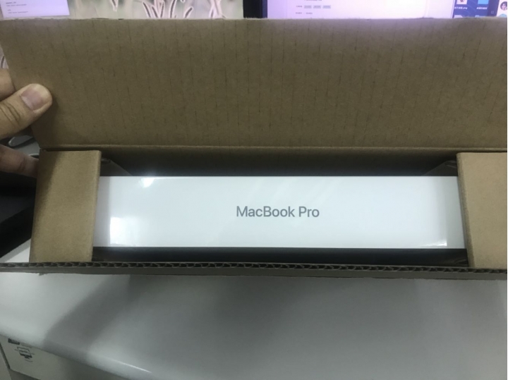 MBP 2018品管有點差，新機就擦刮傷不少