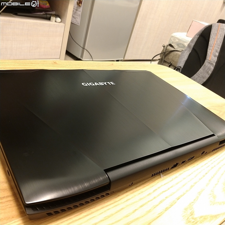 [不專業開箱] GIGABYTE SabrePro 15-W8 高質感平價電競筆電