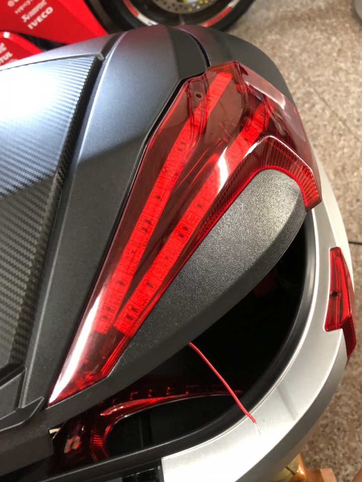 分享 Givi V56 後箱煞車/方向燈