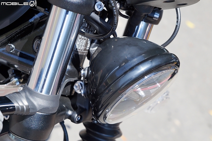 2018 TRIUMPH Bonneville Bobber Black 專屬騎士的黑色美學