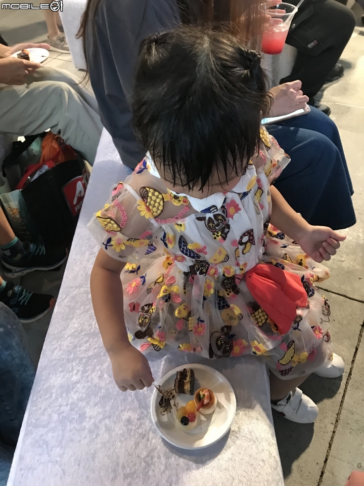 【大叔愛掃地之夫人篇】訓練小孩做家事的其中一個好方法，就是帶著他去參加伊萊克斯Electrolux《PURE F9滑移百變吸塵器》體驗活動!
