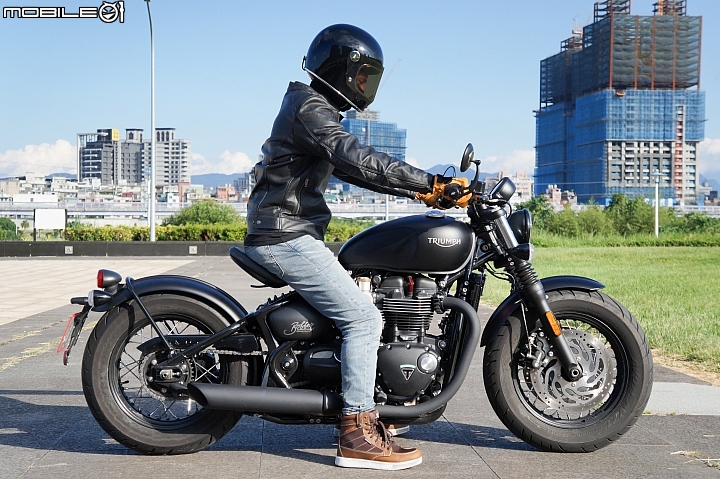 2018 TRIUMPH Bonneville Bobber Black 專屬騎士的黑色美學
