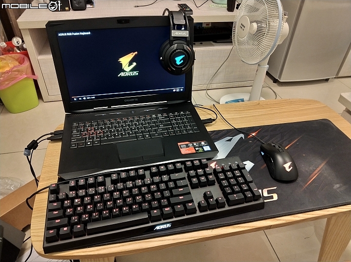 [不專業開箱] GIGABYTE SabrePro 15-W8 高質感平價電競筆電